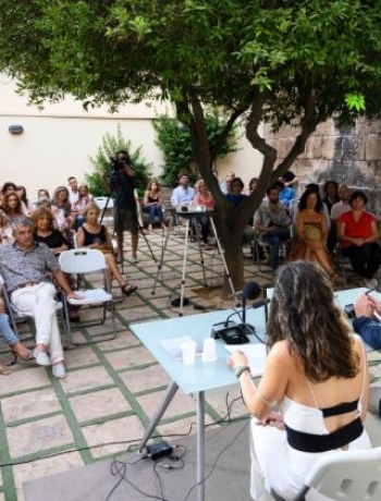 Teresa Lao Martínez llena de poesía el Patio del Mandarino con su libro 'Nada de mi, Nada de ti'